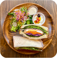 サンドイッチとサラダ