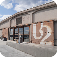 U2と書かれた建物