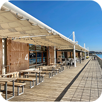 海沿いのテラス